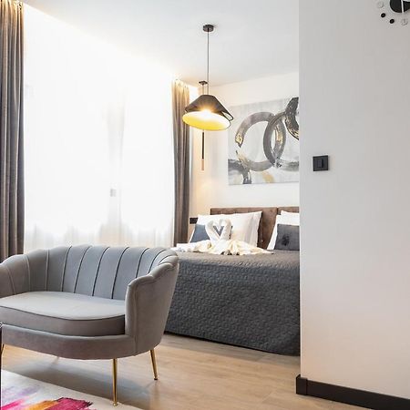 Apartmani Mozart-Centar ヴィロヴィティツァ エクステリア 写真